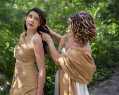 Une professionnelle réalise un diagnostic capillaire personnalisé avant une coloration végétale. Elle observe attentivement la fibre capillaire et le cuir chevelu d’une cliente aux cheveux naturels afin d’analyser la base naturelle, le pourcentage de cheveux blancs, la porosité et l’état du cuir chevelu. Ce diagnostic capillaire est une étape essentielle pour réussir une coloration végétale naturelle, car il permet de déterminer la formule de plantes adaptée (henné, indigo, cassia ou mélanges de poudres végétales). La scène se déroule dans un environnement lumineux et naturel évoquant une approche capillaire saine et respectueuse, avec des bols contenant des poudres de plantes pour coloration végétale et des accessoires de coiffeur professionnel. Le diagnostic permet de proposer une coloration naturelle couvrant les cheveux blancs sans produits chimiques, tout en respectant la santé du cuir chevelu et la structure du cheveu. Cette méthode est utilisée dans les salons spécialisés en coloration végétale pour accompagner les femmes souhaitant faire une transition vers une coloration naturelle et une routine capillaire plus saine.