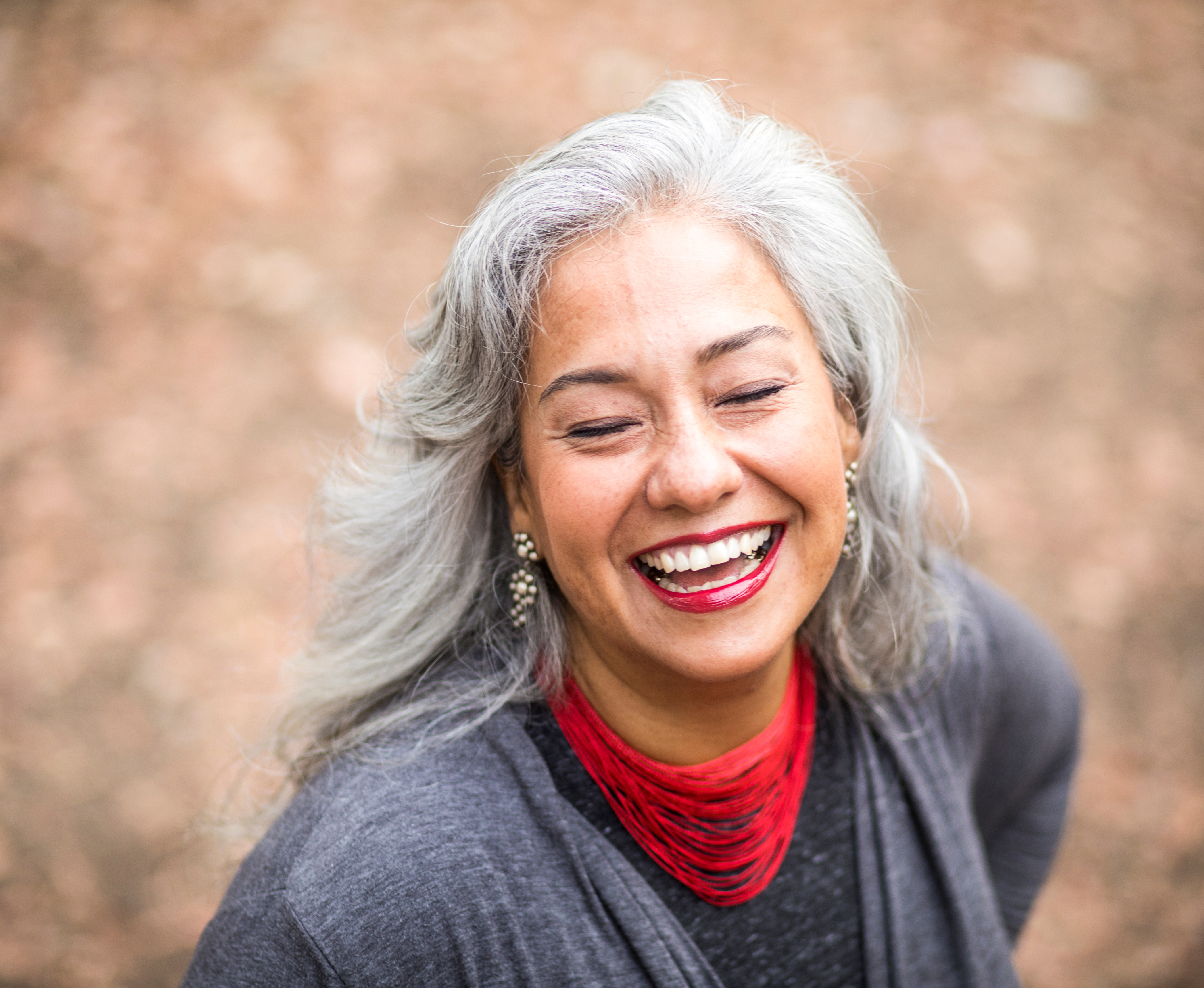 La coloration couvre les cheveux blancs