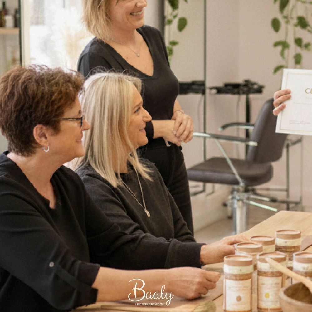 Plusieurs femmes, reunion en vente directe à domicile donnant des conseils personalisés, ambiance chaleureuse. diagnostic capillaire