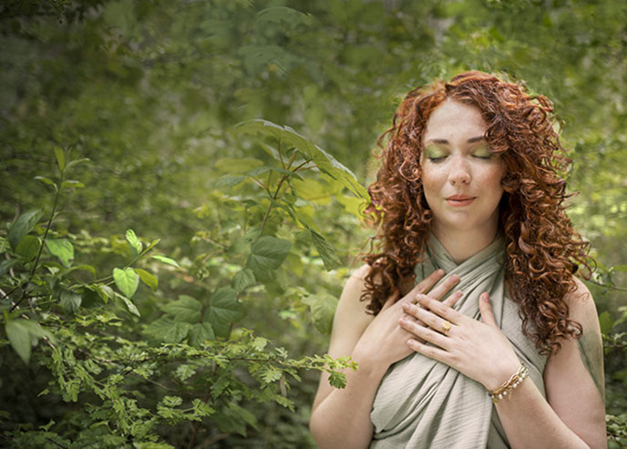 Une femme observe attentivement l’étiquette d’un produit capillaire dans une salle de bain lumineuse et naturelle. Elle semble analyser les ingrédients présents dans son shampoing ou sa coloration, illustrant une démarche de consommation plus consciente et informée. Cette scène représente une nouvelle génération de femmes qui souhaitent comprendre la composition des produits qu’elles appliquent sur leurs cheveux et leur cuir chevelu. De plus en plus de consommatrices recherchent des produits capillaires naturels, transparents et sans substances controversées, afin de limiter leur exposition quotidienne aux ingrédients chimiques. L’image évoque la transition vers une beauté capillaire plus saine, avec des alternatives comme la coloration végétale, les soins naturels et les formulations à base de plantes. Cette démarche s’inscrit dans une volonté de prendre soin de ses cheveux tout en respectant la santé du cuir chevelu et l’équilibre naturel de la fibre capillaire. Aujourd’hui, de nombreuses femmes souhaitent adopter une routine capillaire naturelle, privilégier des produits plus simples et mieux comprendre les ingrédients contenus dans leurs cosmétiques afin de faire des choix éclairés.